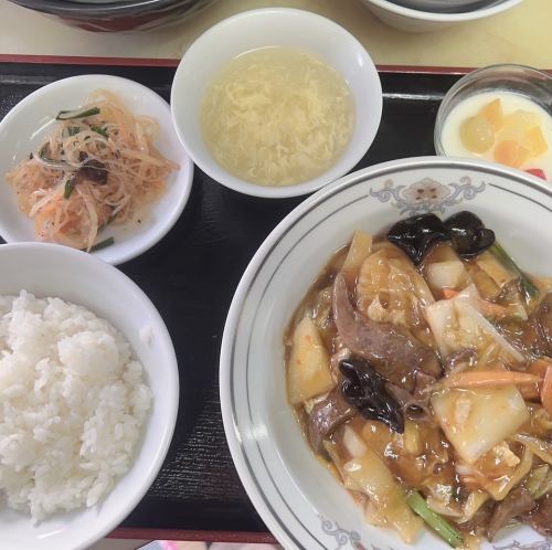 【일품 점심】 볼륨 만점! 만족감 가득한 점심 세트 메뉴