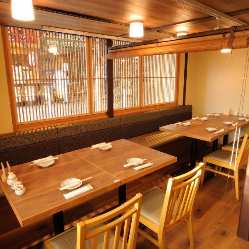 輕鬆的餐桌座位