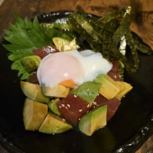 참치와 아보카도의 유케 따뜻한 구슬