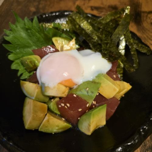 まぐろとアボカドのユッケ温玉添え