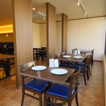 The window side table seats can be used as semi-private rooms for 6 to 16 people.Please contact us by reservation.