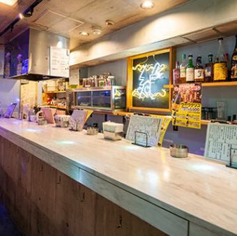 お一人様やデートに最適な立ち飲みカウンター♪アーティストデザインの可愛いイラストに囲まれ、居心地良い★無料Wi-Fi完備で、おでんを片手に自分たちのペースで過ごせます◎