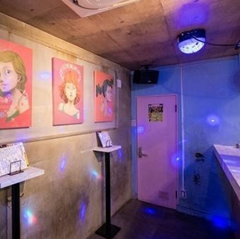お店全体を贅沢に貸し切って、自分たちだけのプライベートな夜を!カラオケ歌い放題付きなので、周りを気にせず最高に盛り上がれます★SNS映えするアート空間を独占して特別なパーティーを♪