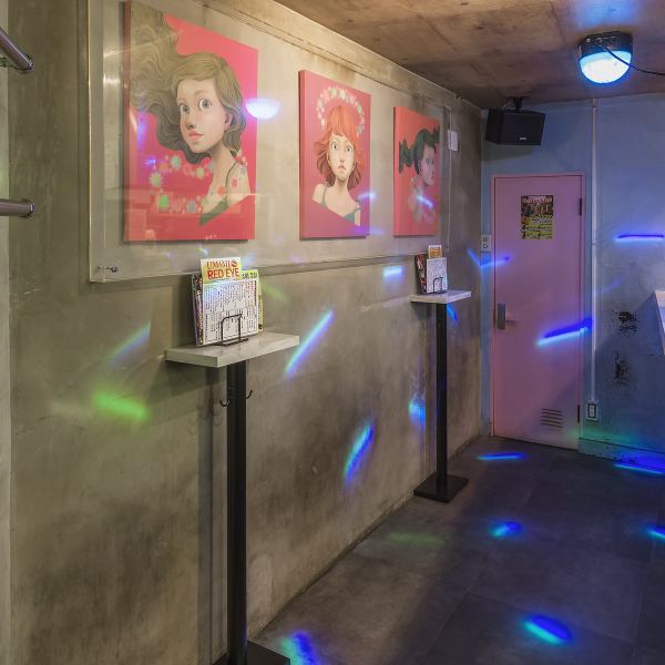 アートが彩るウォール席 【心斎橋駅5分】アーティストが描く3人の女の子が優しく見守る、SNS映えするオシャレ空間♪温かみのあるライティングがアートを照らし、日常を忘れる非日常なひとときを演出します。女子会やデートの背景にもぴったりな、感性を刺激する特等席です★