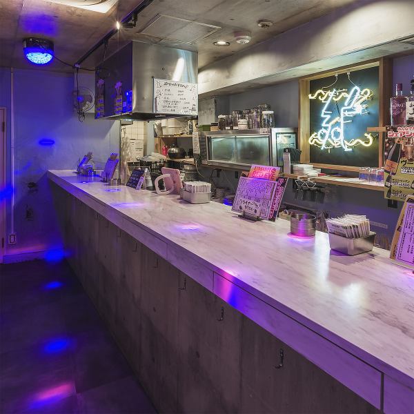 活気溢れるメインカウンター 【心斎橋駅5分】ずらりと並ぶ銘酒とネオンが輝く、広々とした立ち飲みカウンター!スタッフやお隣さんとの距離も近く、お一人様から賑やかな宴会まで居心地の良さは格別です◎活気ある店内で、熱々のおでんと厳選ドリンクを囲んで至福の夜を楽しみましょう♪