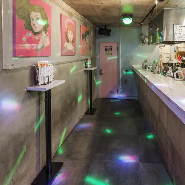 遊び心満載のポップなコーナー 【心斎橋駅5分】コンクリート打ち放しの壁にピンクの扉やアートが映える、遊び心たっぷりの隠れ家スポット!お通し代のみでカラオケも歌い放題、最新の音響設備とミラーボールのような光の演出が気分を盛り上げます★少人数でワイワイ盛り上がりたい夜に最適です◎
