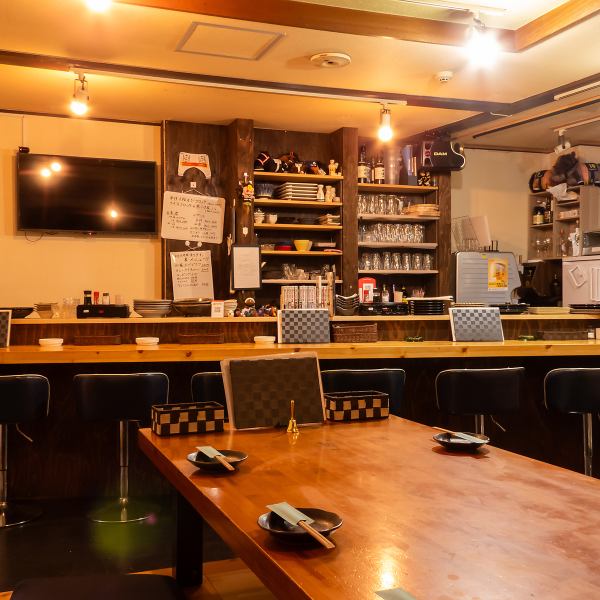 ゆったりとくつろげる空間を大切にしています。温かみのある店内は落ち着いた雰囲気を演出し、友人や家族とのひとときをリラックスして楽しめる場所となっています。また貸切も可能ですので、各種宴会や特別なイベント、お祝い事に最適。プライベートを保ちながらご宴会をお楽しみいただけます。