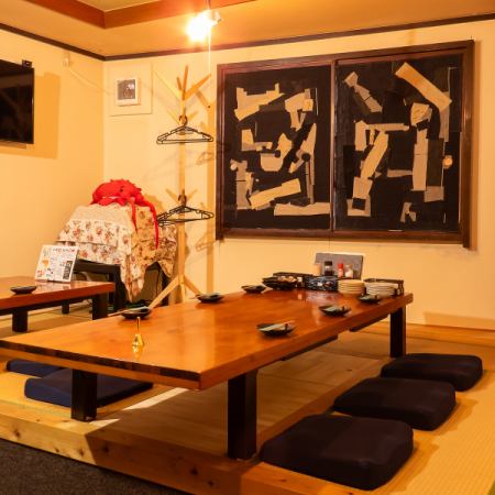 掘りごたつ席は座敷となっており、座り心地バツグン♪2～7名様までご利用でき、落ち着いて食事をしていただけます。ぜひ、こちらの席で仲間と最高のひとときをお過ごしください♪