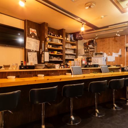 カウンターは全部で5席あり、全席結合することが可能です。お一人様でゆっくり飲むもよし、貸切の際は席を結合して、ワイワイ盛り上がるもよし。多彩な用途でご利用いただけます♪