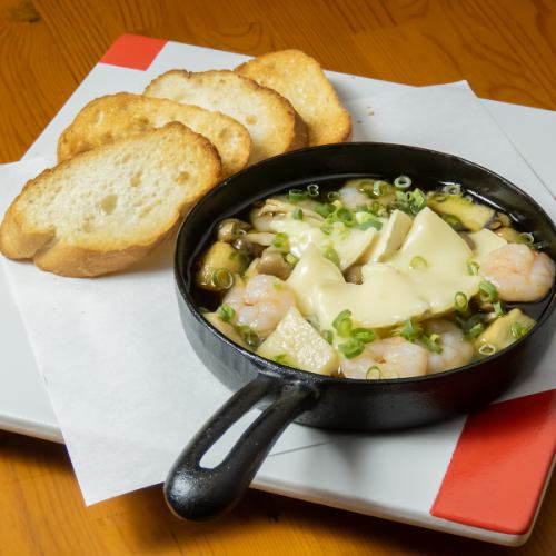 カマンベールチーズとエビのアヒージョ