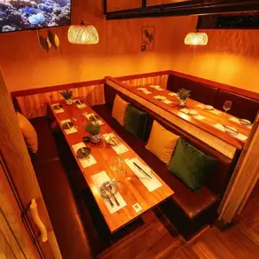 宴会向きの大人数用ソファー席！コース飲み放題だけではなく単品飲み放題も！充実したドリンクメニューからお気に入りを見つけ、みんなで乾杯!!楽しい時間をお過ごしください【新宿  居酒屋 個室 誕生日 記念日 宴会 女子会 食べ放題 飲み放題 食べ飲み放題】