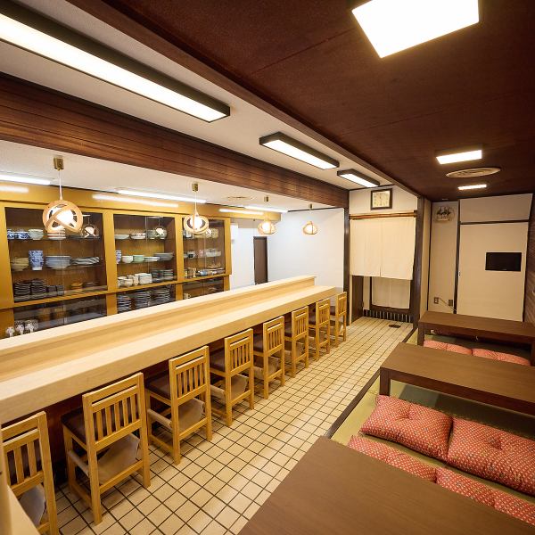 店内全体に統一感のあるデザインが施されており、カウンター・小上がり席ともに上質な木材を使用。和の風情とモダンさを程よく融合させた内装は、どの席に座っても心落ち着く時間が流れます。落ち着いた雰囲気で、会話やお食事をゆったりと楽しめる空間です。