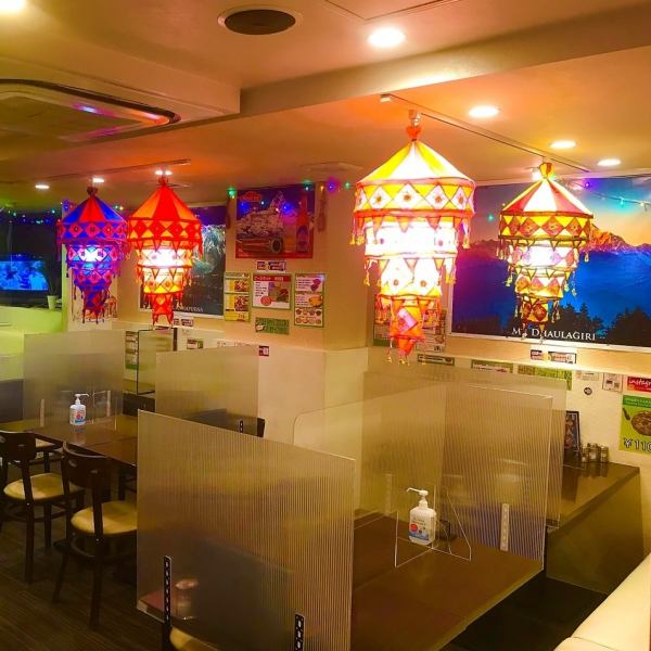 【也许在印度餐厅很少见！】明亮简洁的室内以白色为基调，营造出平静的空间。请随时与我们联系。