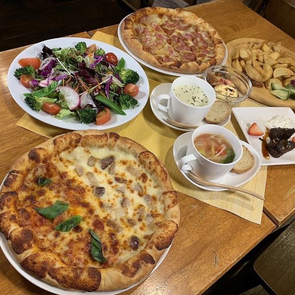 いらっしゃいませ☆　ピザオカでは暑気払い、歓送迎会、忘新年会、女子会、ご家族や友人での飲み会など様々なシーンでご利用して頂けるように飲み会プランはもちろん、お席のみでのご予約も受け付けております♪　スタッフ一同心よりお待ちいたしております★