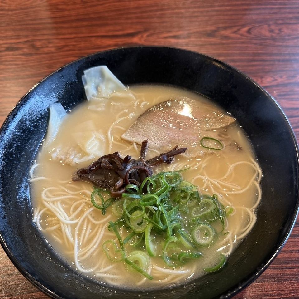 ランチタイムは11時30分から。気軽に入れる博多ラーメン居酒屋！