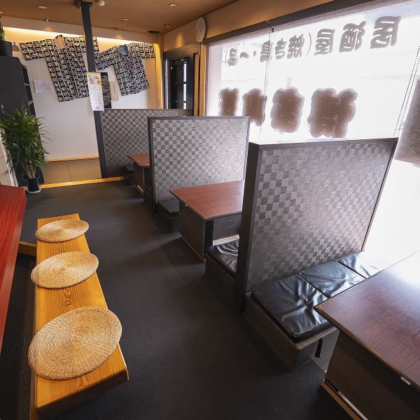 【ご宴会にもどうぞ】席数は全29席。飲み放題付きご宴会コースもあるので、ご宴会にもぜひご利用ください！また、15名様以上で貸切ご相談承ります。プライベート感ある空間でのご宴会は会社での懇親会や送別会、そのほか趣味の集まりや同窓会など幅広くご利用いただけます。ご宴会のご相談はお早めに！