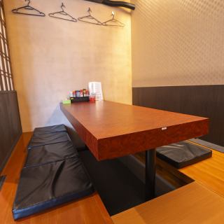 【ご家族様にも】テーブル席は4名様掛けを4卓ご用意しております。ファミリーでのご利用にもぴったりです。サッと入れるテーブル席は、小さなお子様やお年を召した方も含め、皆様で食事を楽しんでいただけます。店内の消毒なども徹底しております。安心してお食事時間をお過ごしください。