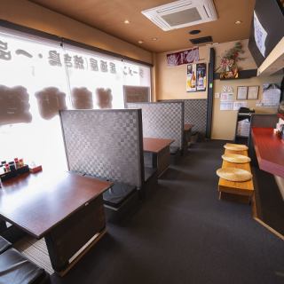ご友人との集まりにぴったりの6名様用テーブル席をご用意しております。気心の知れた仲間との楽しい会話や、特別な時間を過ごすのに最適なスペースです。ビールによく合う一口餃子や鶏皮の串など、博多出身の料理長の博多料理が自慢です。気心の知れた仲間と、気軽に飲みにお越しください。