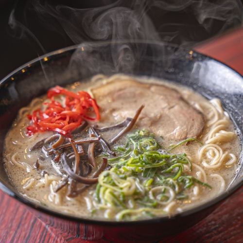 【博多出身の料理長が作る】じっくり煮込んだ豚骨スープ「博多山笠ラーメン」あっさりスープで染みる味。