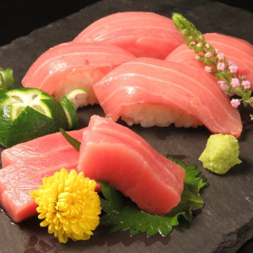 Bluefin tuna set (nigiri sushi and sashimi)