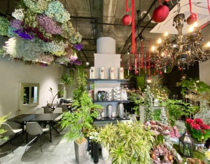 Please spend a wonderful and memorable time in our stylish store surrounded by colorful flowers.You can forget about time and relax in the restaurant where time flows slowly.Please enjoy the food and drinks to your heart's content while enjoying conversation with everyone.