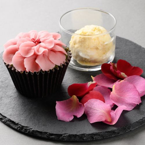 Flower cupcake with ice cream