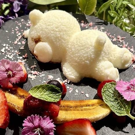 我來看你了。Pururun Shirokuma（焦糖香蕉和時令水果）
