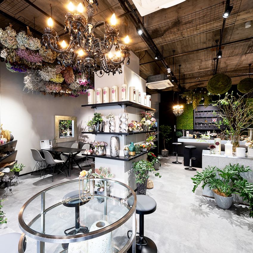 お花屋さんが併設したおしゃれな店内♪