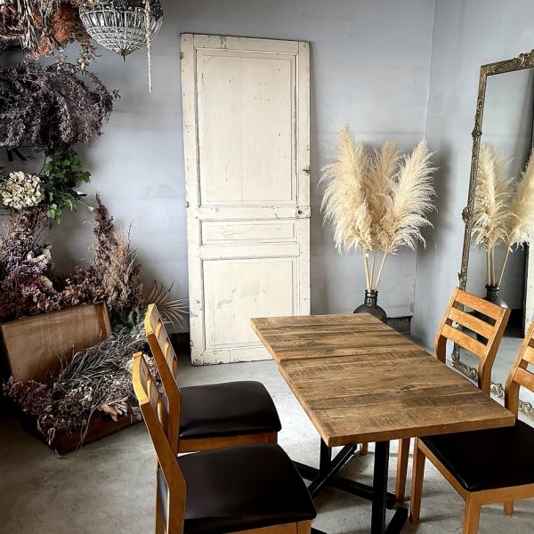 2Fはやわらかな光とドライフラワーに包まれた、静かで落ち着いた空間。ナチュラルな木のテーブルなどのアンティークな家具が、まるで隠れ家のような心地よさを演出します。季節のランチやアフタヌーンティーをゆったりと楽しみたい方にぴったりの特別な空間です。（要予約）