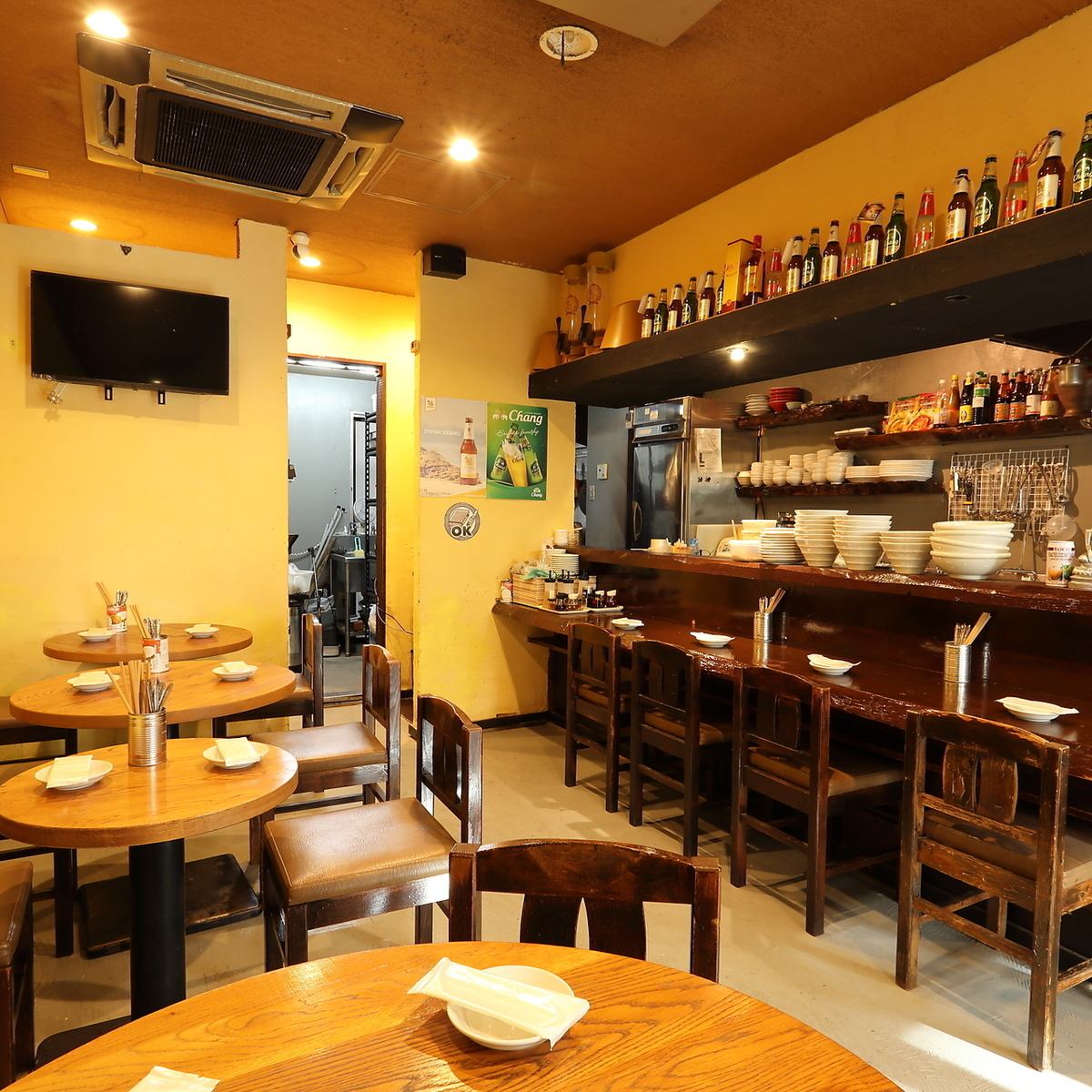 A bar where you can enjoy a mix of authentic Chinese and Thai cuisine.