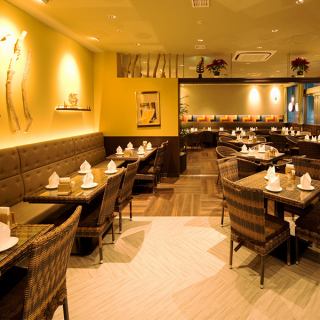 エキゾチックでカジュアルな店内は友人・カップル・ご家族、どなたとでも寛げる空間。