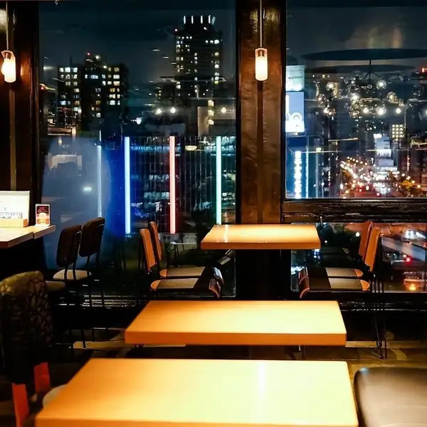大きな窓から眺める天満橋の夜景は、特別感を演出!記念日ディナーやデートなどのご利用に最適◎お洒落でスタイリッシュな店内で味わう美味しい料理が、ロマンチックな雰囲気をさらに盛り上げます。最高のロケーションで味わえる美味しいお食事で、大切な人を笑顔を届けましょう。