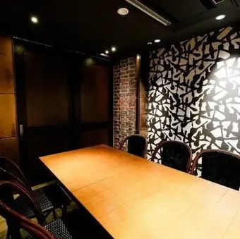 【テーブル個室~8名様まで】プライベートで落ち着く空間♪少人数での宴会に!最大8名様までのテーブル個室は、落ち着いた雰囲気が魅力です。周囲を気にせず特別な日のデートや気心の知れた仲間たちとの素敵な時間をお過ごしください。