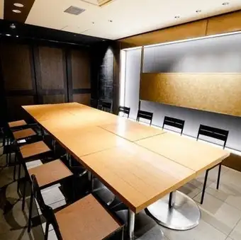 【テーブル個室~16名様まで】接待やご友人との集まりに最適!最大16名様までご利用可能な広々としたテーブル個室です。落ち着いた雰囲気の中、大切な接待や会食、ご宴会で美味しい料理をお楽しみください。