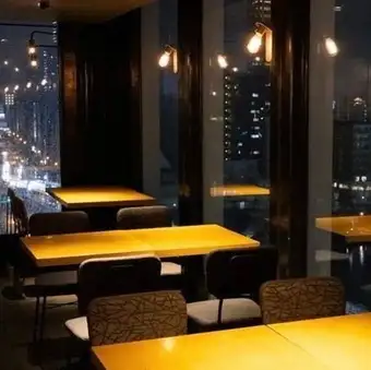 【2名様用テーブル席】デートやお誕生日、記念日に◎優雅に夜景を堪能◎2名様で楽しめるプライベート感たっぷりのお席です。大きな窓から見える天満橋の夜景を楽しみながら、ふたりだけのロマンチックなお時間をお過ごしください。