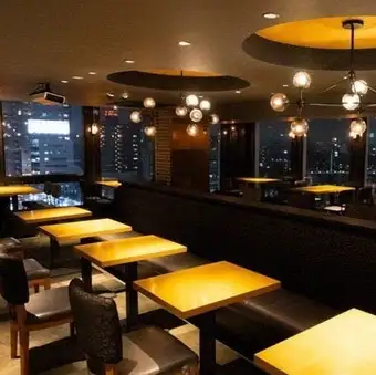 【テーブル席~16名様まで】会社宴会や飲み会に使える開放的なお席♪2名様から6名様まで利用可能なテーブル席です。カジュアルな雰囲気のテーブル席で、気の置けない友人・知人の方々との楽しい時間をお過ごしください。