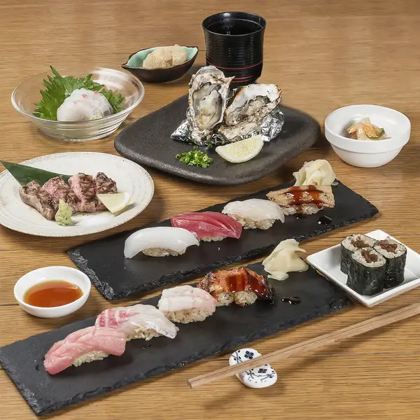 【お寿司と自慢の牡蠣やステーキを堪能】赤酢本格寿司や焼き牡蠣に和牛ステーキなどバランスが良いコース
