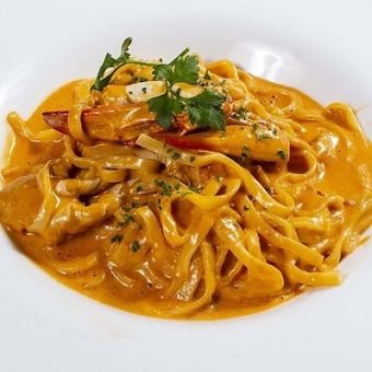 甲殻類の濃厚トマトクリームパスタ