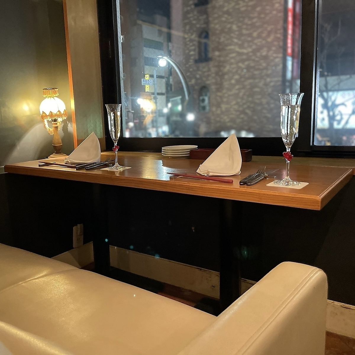 Enjoy authentic pizza and cocktails on a date!