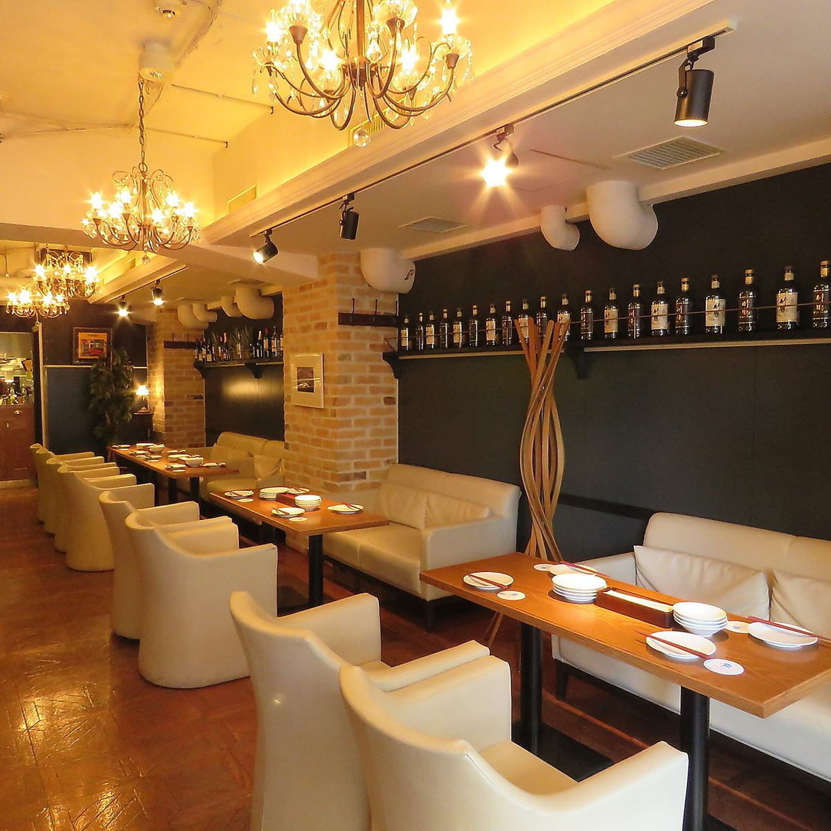 It can be used for a wide range of occasions, from drinking parties with colleagues to dates.