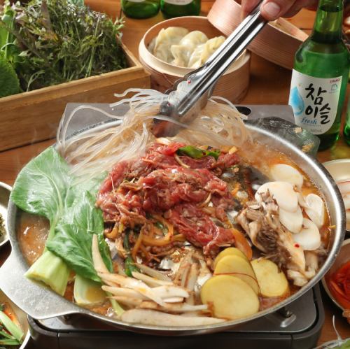 You can enjoy the taste of authentic Korean stalls.