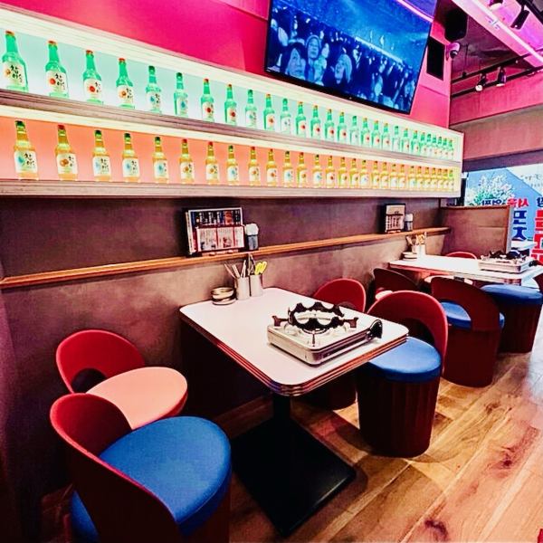 Information from 2 people ♪ Table seats that look great on Instagram! Colorful table seats lined with Chamisul bottles are popular with girls.We also have seats that can accommodate up to 16 people.