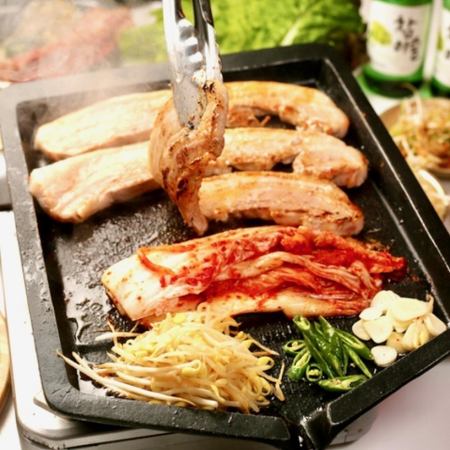 本場韓国の味！！国産豚のサムギョプサル＆韓国屋台料理30品食べ飲み放題プラン3,500円♪