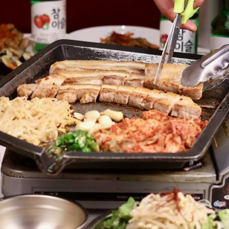 本場韓国の味！！国産豚のサムギョプサル＆韓国屋台料理40品食べ飲み放題プラン3,500円♪