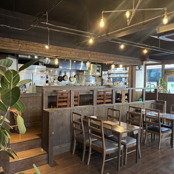 カウンター席も完備の当店では、お一人様のご来店も大歓迎です。15時にオープンするため、小腹が空いた時にも気軽にふらっと立ち寄りやすい雰囲気が魅力です。スイーツタイムにも最適で、手作りのティラミスやその他のデザートを楽しむことができます。心地よい空間で、ゆったりとしたひとときをお過ごしください。