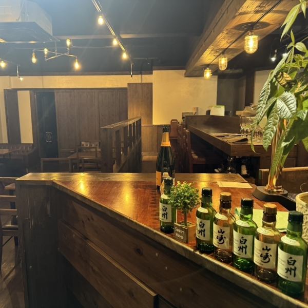 当店はウイスキーをはじめ、多彩なドリンクメニューを取り揃えています。お酒にぴったりの手作り料理も豊富にご用意しており、どれも逸品揃いです。また、木製のインテリアが独特の雰囲気を醸し出し、居心地抜群の空間を演出しています。ゆったりとした時間を楽しみながら、美味しいお酒と料理を心ゆくまでご堪能ください。