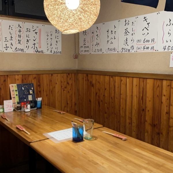 落ち着いた雰囲気の店内は、若い世代の方々が少し背伸びをして楽しむお食事にぴったりです◎木の温もりが感じられる空間を大切にしており、本格的な炭火焼き鳥を味わいながら、ゆったりとした時間の流れを感じていただけます♪お洒落に、かつ静かにお食事を楽しみたい夜は、ぜひ当店へお越しください◎