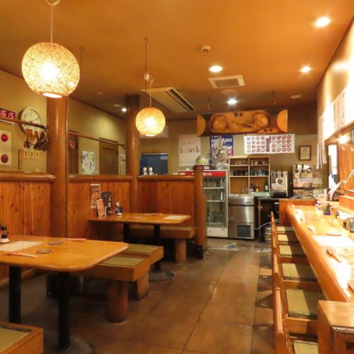 <p>落ち着いた雰囲気の店内は、若い世代の方々が少し背伸びをして楽しむお食事にぴったりです◎木の温もりが感じられる空間を大切にしており、本格的な炭火焼き鳥を味わいながら、ゆったりとした時間の流れを感じていただけます♪お洒落に、かつ静かにお食事を楽しみたい夜は、ぜひ当店へお越しください◎</p>