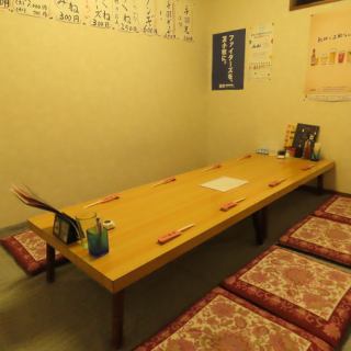 最大8名までご利用が可能なこあがりをご用意しております。ゆったりとくつろげるお席となっておりますので、宴会などに最適のお席となっております。