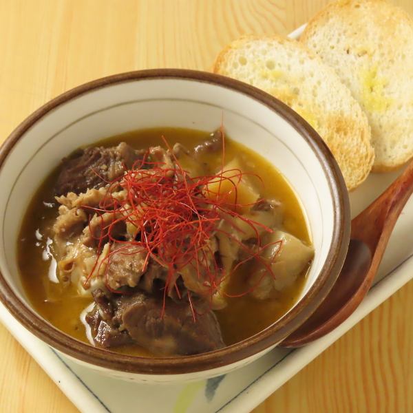 【6時間じっくり煮込んだ】牛タンや豚肉の旨味が溶け合う♪手作りもつ煮込み